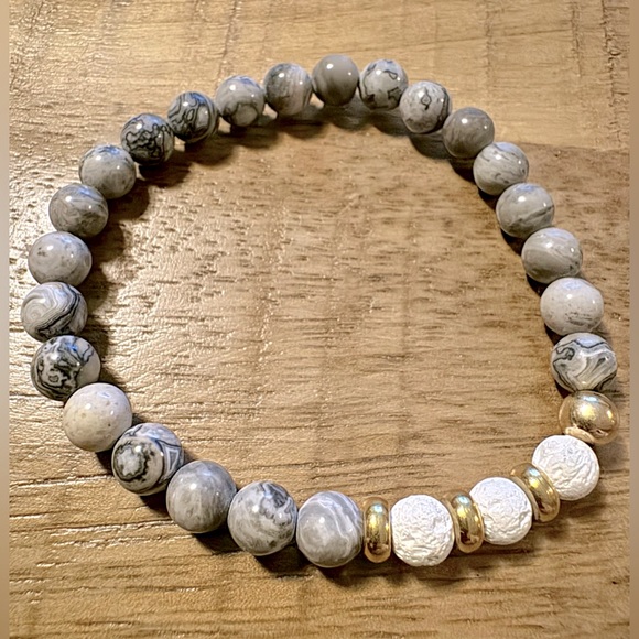 Hand Crafted Gray Agate stretchable bracelet - Picture 2 of 2
